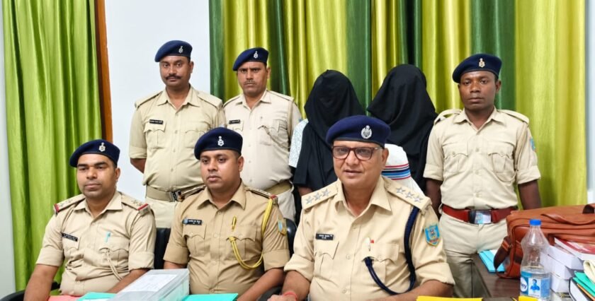 करमा पूजा में महिलाओं से गाली-गलौज और छेड़खानी के आरोप के बाद फायरिंग,दो गिरफ्तार करमा पूजा में महिलाओं से गाली-गलौज और छेड़खानी के आरोप के बाद फायरिंग,दो गिरफ्तार