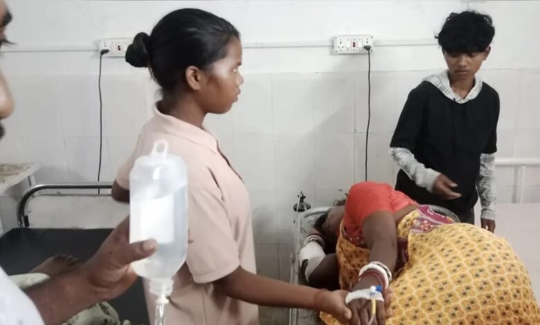 हाथीगढ़ के पास बाइक अनियंत्रित होकर पलटी, महिला गंभीर रूप से घायल