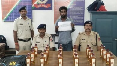 मिर्जाचौकी स्टेशन पर शराब तस्करी के खिलाफ कार्रवाई, दो युवक गिरफ्तार मिर्जाचौकी स्टेशन पर शराब तस्करी के खिलाफ कार्रवाई, दो युवक गिरफ्तार