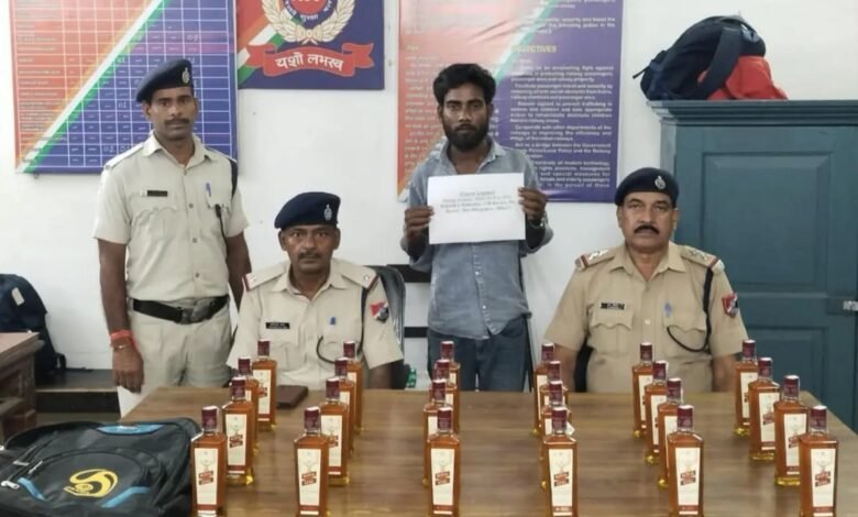 मिर्जाचौकी स्टेशन पर शराब तस्करी के खिलाफ कार्रवाई, दो युवक गिरफ्तार
