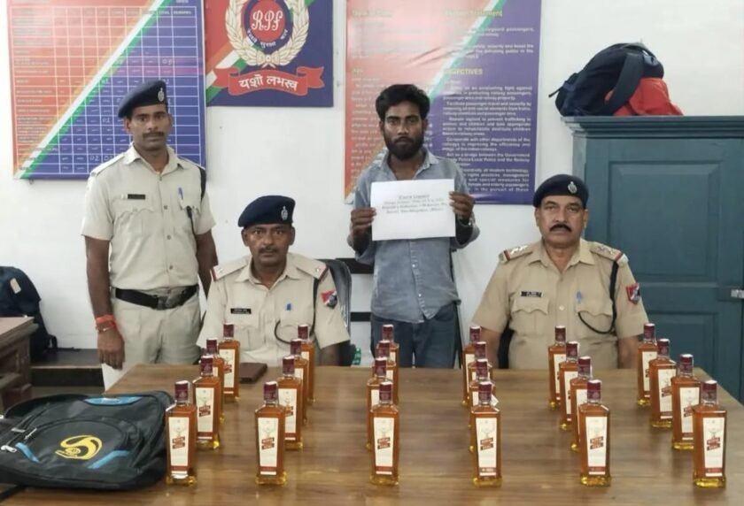 मिर्जाचौकी स्टेशन पर शराब तस्करी के खिलाफ कार्रवाई, दो युवक गिरफ्तार