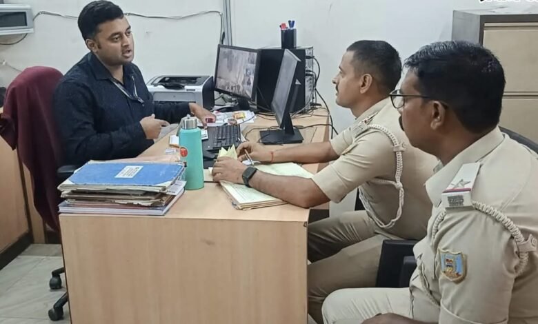 बैंक की सुरक्षा व्यवस्था का पुलिस ने लिया जायजा,सीसीटीवी दुरुस्त रखने का निर्देश बैंक की सुरक्षा व्यवस्था का पुलिस ने लिया जायजा,सीसीटीवी दुरुस्त रखने का निर्देश