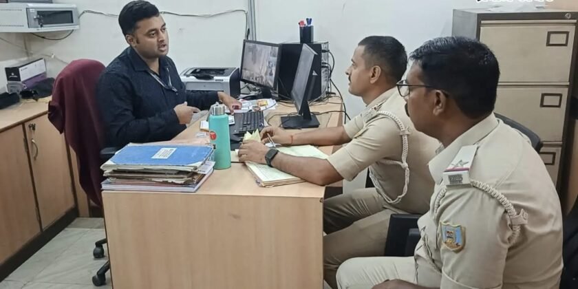 बैंक की सुरक्षा व्यवस्था का पुलिस ने लिया जायजा,सीसीटीवी दुरुस्त रखने का निर्देश बैंक की सुरक्षा व्यवस्था का पुलिस ने लिया जायजा,सीसीटीवी दुरुस्त रखने का निर्देश