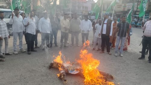 खूंटी में झामुमो कार्यकर्ताओं ने मुख्य निर्वाचन आयुक्त के खिलाफ किया पुतला दहन