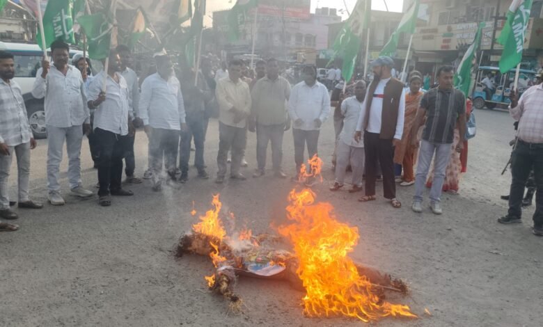 खूंटी में झामुमो कार्यकर्ताओं ने मुख्य निर्वाचन आयुक्त के खिलाफ किया पुतला दहन खूंटी में झामुमो कार्यकर्ताओं ने मुख्य निर्वाचन आयुक्त के खिलाफ किया पुतला दहन