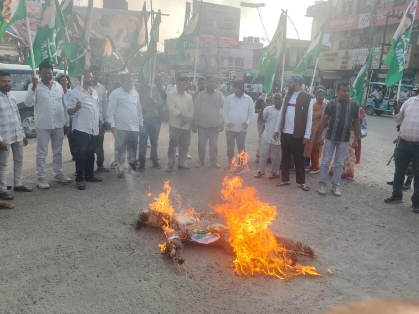 खूंटी में झामुमो कार्यकर्ताओं ने मुख्य निर्वाचन आयुक्त के खिलाफ किया पुतला दहन खूंटी में झामुमो कार्यकर्ताओं ने मुख्य निर्वाचन आयुक्त के खिलाफ किया पुतला दहन