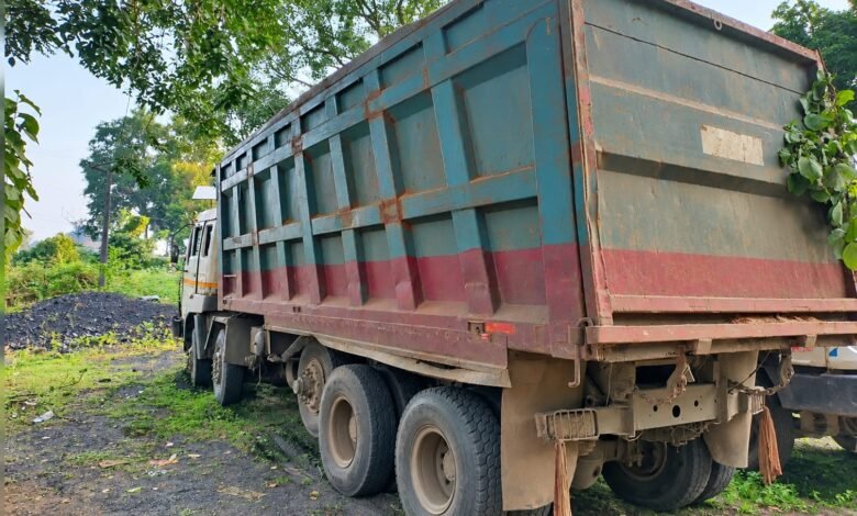 लिट्टीपाड़ा में अवैध बालू लदा हाइवा जब्त, चालक नहीं दिखा सका वैध कागजात लिट्टीपाड़ा में अवैध बालू लदा हाइवा जब्त, चालक नहीं दिखा सका वैध कागजात