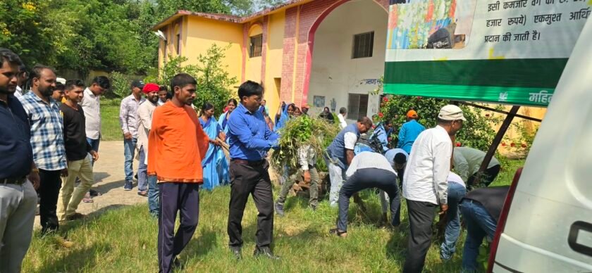 बरडीहा प्रखंड कार्यालय में चला वृहद स्वच्छता अभियान, बीडीओ ने जलसहियाओं के श्रमदान को सराहा