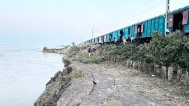 महाराजपुर के पास रेल पटरी से 20-30 मीटर दूर गंगा कटाव, रेलवे अलर्ट