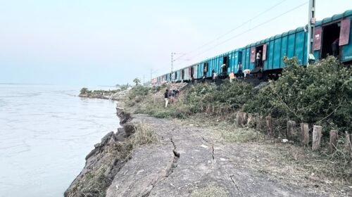 महाराजपुर के पास रेल पटरी से 20-30 मीटर दूर गंगा कटाव, रेलवे अलर्ट