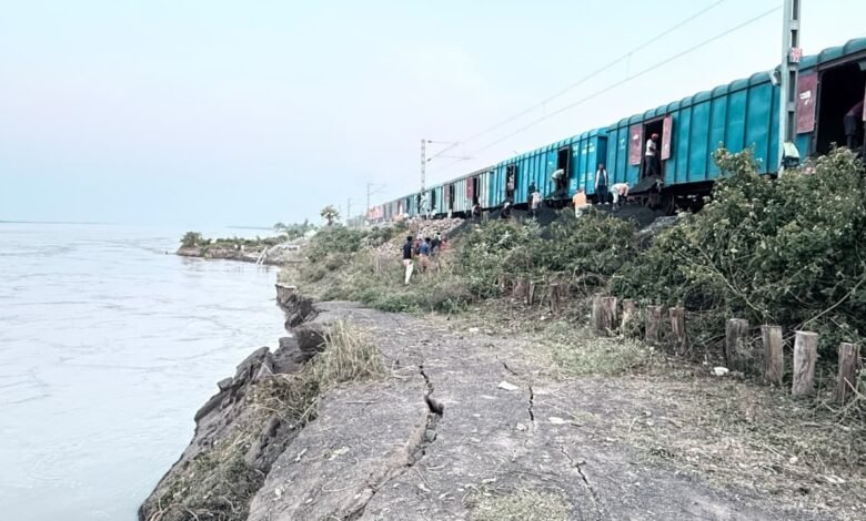 महाराजपुर के पास रेल पटरी से 20-30 मीटर दूर गंगा कटाव, रेलवे अलर्ट महाराजपुर के पास रेल पटरी से 20-30 मीटर दूर गंगा कटाव, रेलवे अलर्ट