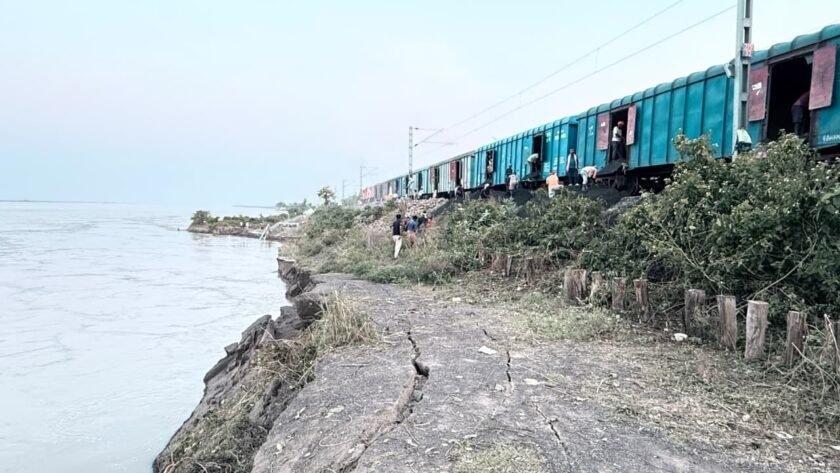 महाराजपुर के पास रेल पटरी से 20-30 मीटर दूर गंगा कटाव, रेलवे अलर्ट महाराजपुर के पास रेल पटरी से 20-30 मीटर दूर गंगा कटाव, रेलवे अलर्ट