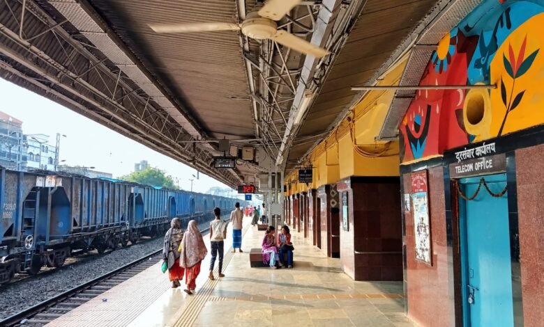 महाराजपुर में रेल पटरी धंसने से ट्रेनें रद्द, सड़क मार्ग का सहारा ले रहे यात्री महाराजपुर में रेल पटरी धंसने से ट्रेनें रद्द, सड़क मार्ग का सहारा ले रहे यात्री