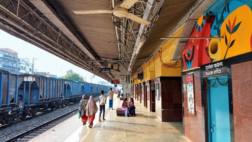 महाराजपुर में रेल पटरी धंसने से ट्रेनें रद्द, सड़क मार्ग का सहारा ले रहे यात्री महाराजपुर में रेल पटरी धंसने से ट्रेनें रद्द, सड़क मार्ग का सहारा ले रहे यात्री
