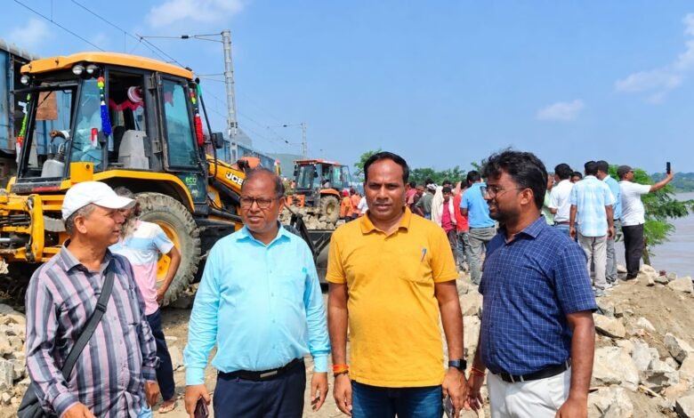 महाराजपुर में रेल ट्रैक से 13 मीटर दूर पहुंची गंगा की धारा, आठ घंटे का ब्लॉक महाराजपुर में रेल ट्रैक से 13 मीटर दूर पहुंची गंगा की धारा, आठ घंटे का ब्लॉक