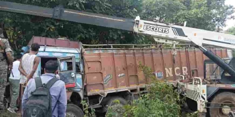 Latehar News:ब्रेक फेल होते ही बेकाबू हुआ सरिया लदा ट्रक,चालक गंभीर रूप से घायल Latehar News:ब्रेक फेल होते ही बेकाबू हुआ सरिया लदा ट्रक,चालक गंभीर रूप से घायल