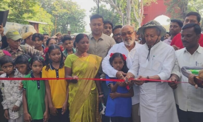 बेतला पार्क खुलते ही लौटने लगी रौनक, स्थानीय कारोबार को बढ़ी उम्मीद बेतला पार्क खुलते ही लौटने लगी रौनक, स्थानीय कारोबार को बढ़ी उम्मीद