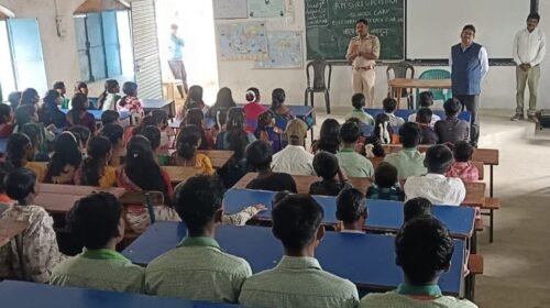 राष्ट्रीय एकता दिवस पर लातेहार के बारियातू में जागरूकता कार्यक्रम, बच्चों को सड़क सुरक्षा और साइबर फ्रॉड की जानकारी