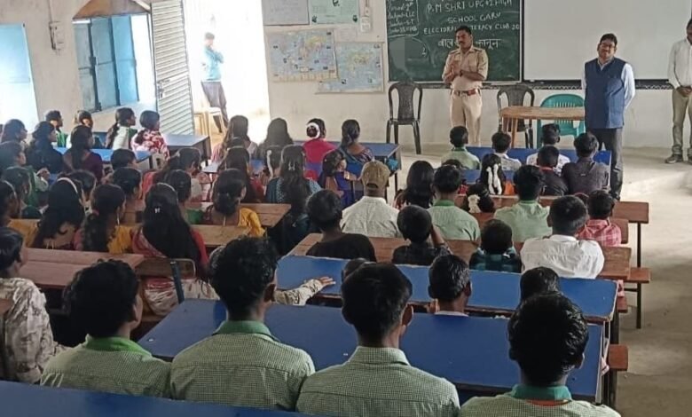 राष्ट्रीय एकता दिवस पर लातेहार के बारियातू में जागरूकता कार्यक्रम, बच्चों को सड़क सुरक्षा और साइबर फ्रॉड की जानकारी राष्ट्रीय एकता दिवस पर लातेहार के बारियातू में जागरूकता कार्यक्रम, बच्चों को सड़क सुरक्षा और साइबर फ्रॉड की जानकारी