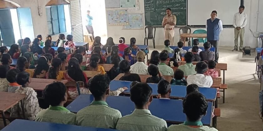 राष्ट्रीय एकता दिवस पर लातेहार के बारियातू में जागरूकता कार्यक्रम, बच्चों को सड़क सुरक्षा और साइबर फ्रॉड की जानकारी राष्ट्रीय एकता दिवस पर लातेहार के बारियातू में जागरूकता कार्यक्रम, बच्चों को सड़क सुरक्षा और साइबर फ्रॉड की जानकारी