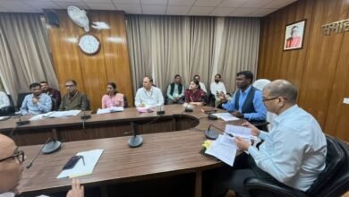 रांची में राजस्व कर्मियों पर सख्ती, लंबित दाखिल-खारिज मामलों के निष्पादन का निर्देश रांची में राजस्व कर्मियों पर सख्ती, लंबित दाखिल-खारिज मामलों के निष्पादन का निर्देश