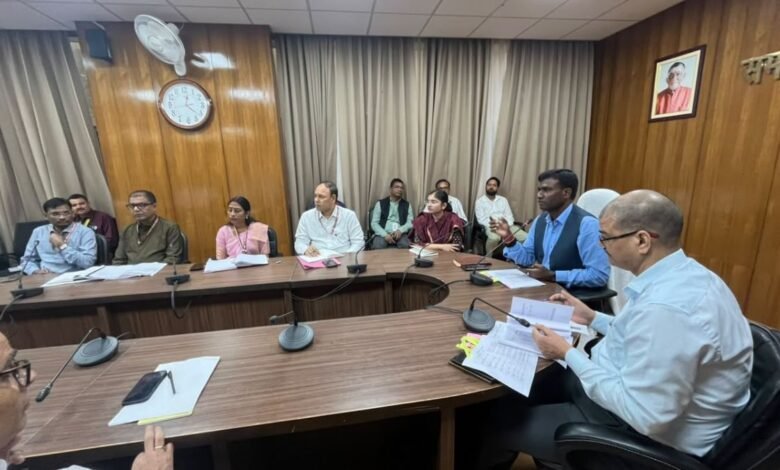 रांची में राजस्व कर्मियों पर सख्ती, लंबित दाखिल-खारिज मामलों के निष्पादन का निर्देश रांची में राजस्व कर्मियों पर सख्ती, लंबित दाखिल-खारिज मामलों के निष्पादन का निर्देश