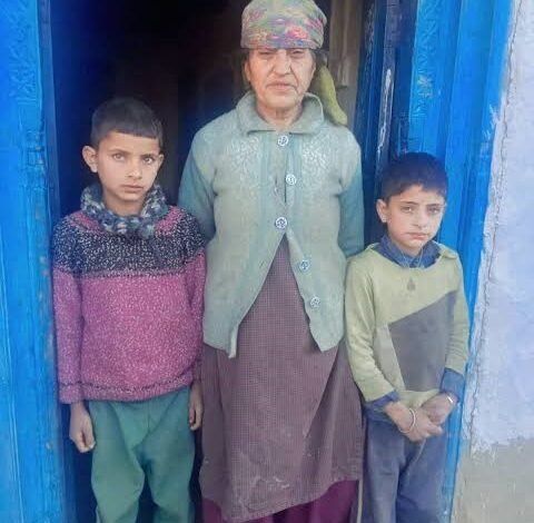 तमाड़ में माता-पिता को खो चुके दो मासूमों का प्रशासन बना सहारा, स्कूल में कराया दाखिला** तमाड़ में माता-पिता को खो चुके दो मासूमों का प्रशासन बना सहारा, स्कूल में कराया दाखिला**