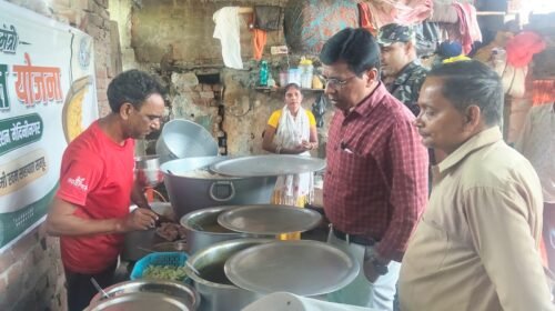 मुख्यमंत्री दाल-भात केंद्रों का जिला आपूर्ति पदाधिकारी ने किया निरीक्षण
