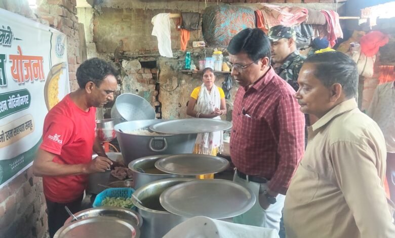 मुख्यमंत्री दाल-भात केंद्रों का जिला आपूर्ति पदाधिकारी ने किया निरीक्षण