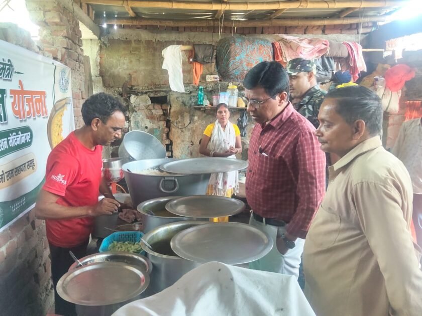 मुख्यमंत्री दाल-भात केंद्रों का जिला आपूर्ति पदाधिकारी ने किया निरीक्षण