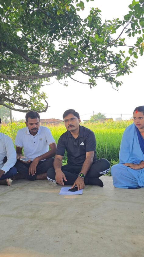 Garhwa:बीडीओ प्रवीण कुमार सिंह ने 7 किमी पैदल चलकर सुखनदी गांव में लगाई चौपाल, ग्रामीणों की समस्याओं का किया मौके पर समाधान