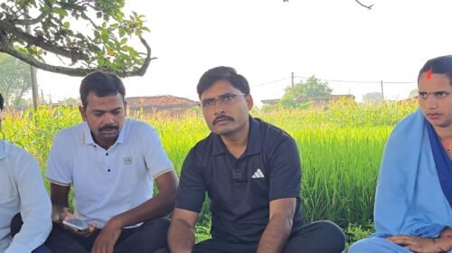 Garhwa:बीडीओ प्रवीण कुमार सिंह ने 7 किमी पैदल चलकर सुखनदी गांव में लगाई चौपाल, ग्रामीणों की समस्याओं का किया मौके पर समाधान