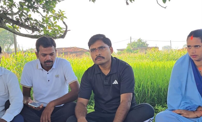 Garhwa:बीडीओ प्रवीण कुमार सिंह ने 7 किमी पैदल चलकर सुखनदी गांव में लगाई चौपाल, ग्रामीणों की समस्याओं का किया मौके पर समाधान