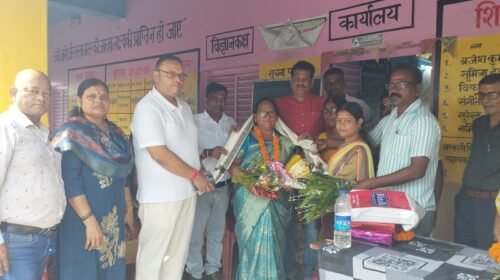 Gomiya news:विद्यालय शिक्षिका सुमित्रा देवी के सेवानिवृत्त होने पर भावभीनी विदाई सह सम्मान समारोह