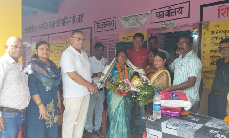 Gomiya news:विद्यालय शिक्षिका सुमित्रा देवी के सेवानिवृत्त होने पर भावभीनी विदाई सह सम्मान समारोह