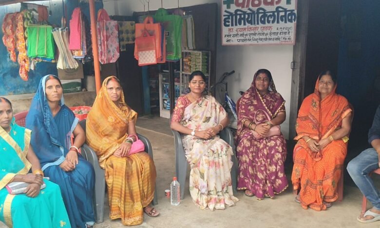 राष्ट्रीय जनजाति आयोग की सदस्य आशा लकड़ा घाघरा पहुंचीं,पीड़ित परिवारों से की मुलाकात