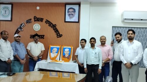 गांधी-शास्त्री जयंती पर लातेहार समाहरणालय में श्रद्धांजलि, उपायुक्त ने किया माल्यार्पण