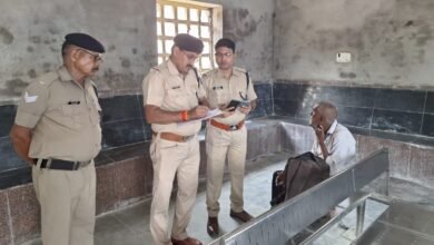 बरहरवा से मोबाइल चोरी कर भाग रहा था आरोपी, तीनपहाड़ में आरपीएफ ने दबोचा; बैग से मिले दो फोन