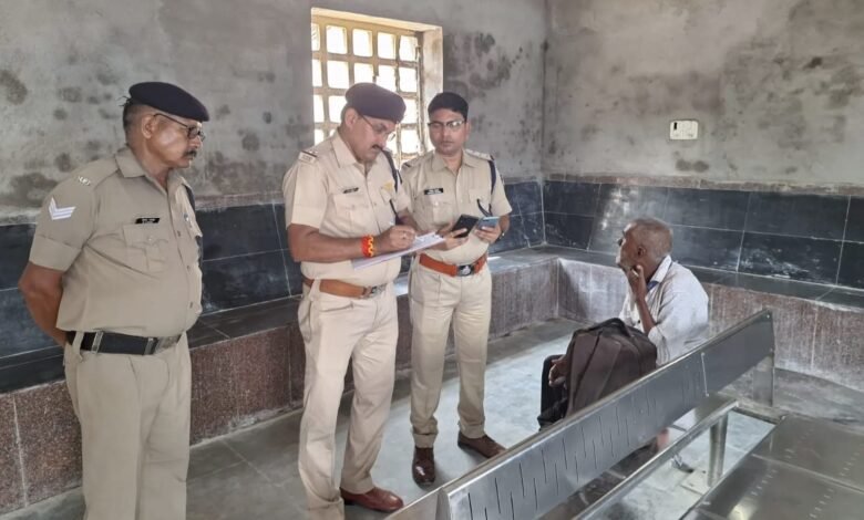 बरहरवा से मोबाइल चोरी कर भाग रहा था आरोपी, तीनपहाड़ में आरपीएफ ने दबोचा; बैग से मिले दो फोन बरहरवा से मोबाइल चोरी कर भाग रहा था आरोपी, तीनपहाड़ में आरपीएफ ने दबोचा; बैग से मिले दो फोन