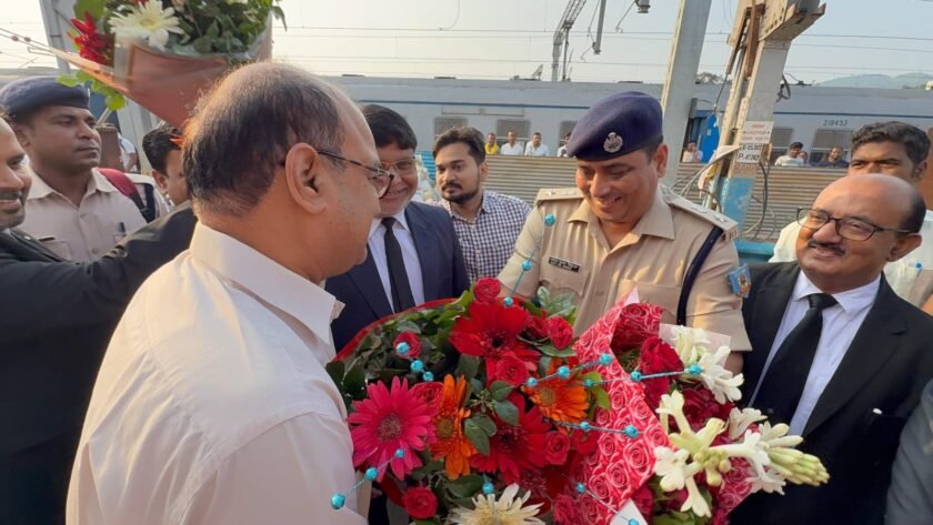 साहिबगंज पहुंचे हाइकोर्ट के न्यायाधीश अखिल कुमार, गार्ड ऑफ ऑनर से हुआ भव्य स्वागत साहिबगंज पहुंचे हाइकोर्ट के न्यायाधीश अखिल कुमार, गार्ड ऑफ ऑनर से हुआ भव्य स्वागत