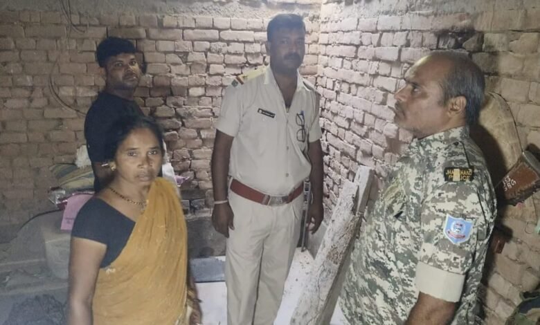 छत की टॉली (खपरैल) खोलकर घर में घुसे चोर, नकदी और सोने की बाली लेकर फरार