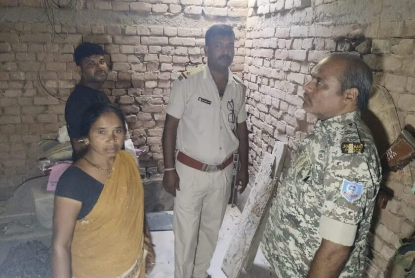 छत की टॉली (खपरैल) खोलकर घर में घुसे चोर, नकदी और सोने की बाली लेकर फरार