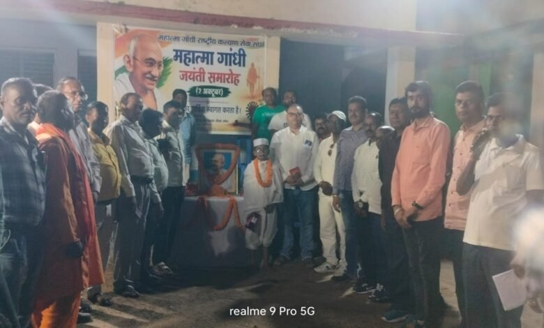 Gomiya:साड़म में गांधी जयंती धूमधाम से मनाई गई, वक्ताओं ने दिए विचारों को अपनाने का संदेश Gomiya:साड़म में गांधी जयंती धूमधाम से मनाई गई, वक्ताओं ने दिए विचारों को अपनाने का संदेश
