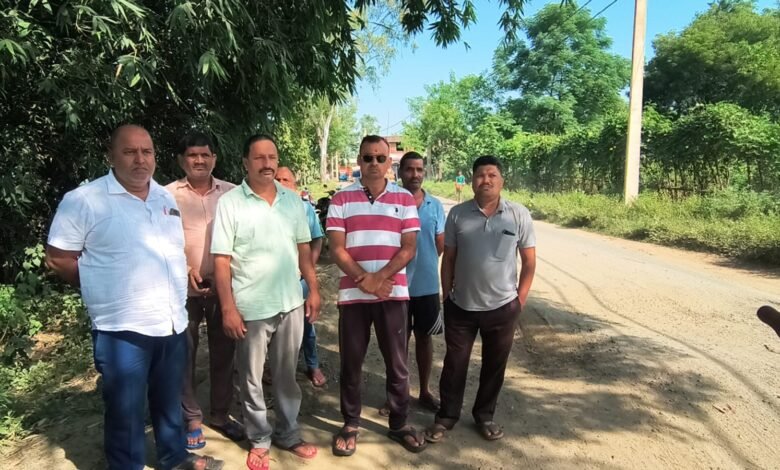लहलहे–लेस्लीगंज सड़क जर्जर,करोड़ों खर्च के बाद भी बदहाल,जल्द मरम्मत करें बिभाग-विवेका लहलहे–लेस्लीगंज सड़क जर्जर,करोड़ों खर्च के बाद भी बदहाल,जल्द मरम्मत करें बिभाग-विवेका