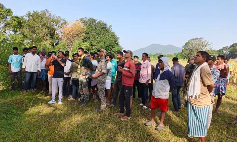 घाघरा में युवक का शव पेड़ से लटका मिला, पुलिस जांच में जुटी | Gumla News