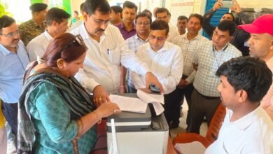 SIR प्रक्रिया की प्रगति का प्रमंडलीय आयुक्त ने लिया जायजा, डिजिटाइजेशन ड्राइव एवं मतदाता पुनरीक्षण कार्यों का किया औचक निरीक्षण