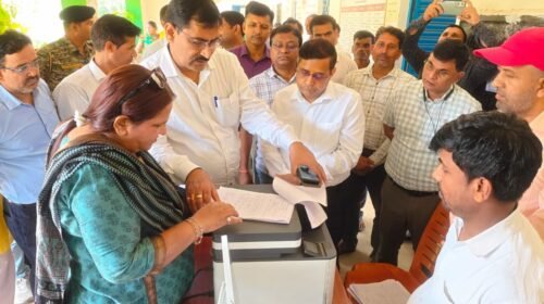 SIR प्रक्रिया की प्रगति का प्रमंडलीय आयुक्त ने लिया जायजा, डिजिटाइजेशन ड्राइव एवं मतदाता पुनरीक्षण कार्यों का किया औचक निरीक्षण