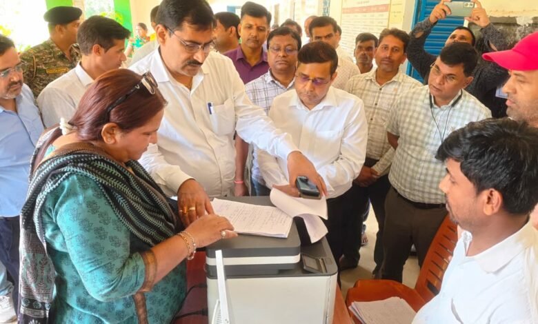 SIR प्रक्रिया की प्रगति का प्रमंडलीय आयुक्त ने लिया जायजा, डिजिटाइजेशन ड्राइव एवं मतदाता पुनरीक्षण कार्यों का किया औचक निरीक्षण SIR प्रक्रिया की प्रगति का प्रमंडलीय आयुक्त ने लिया जायजा, डिजिटाइजेशन ड्राइव एवं मतदाता पुनरीक्षण कार्यों का किया औचक निरीक्षण