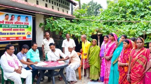 गांव में जुटे सैकड़ों ग्रामीण,स्वास्थ्य जांच के साथ योजनाओं की दी जानकारी