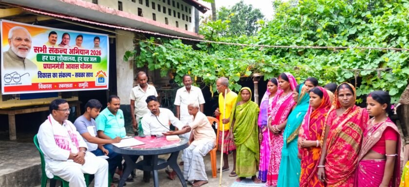 गांव में जुटे सैकड़ों ग्रामीण,स्वास्थ्य जांच के साथ योजनाओं की दी जानकारी